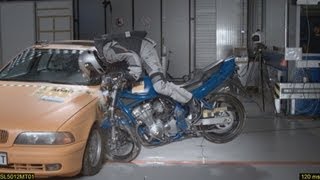 Crashtest Motorradschutzsysteme AirbagWesten  ADAC [upl. by Alim]