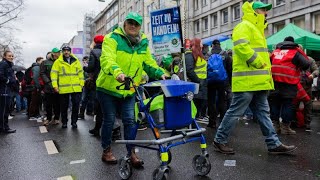 Beschäftigte im öffentlichen Dienst fordern höhere Löhne [upl. by Breana124]