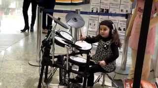 Eduarda Henklein tocando bateria na Loja Trick Nick [upl. by Survance148]