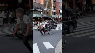 Rickshaw in front of Kaminarimon Asakusa 浅草 雷門前の人力車 shorts [upl. by Nelac883]