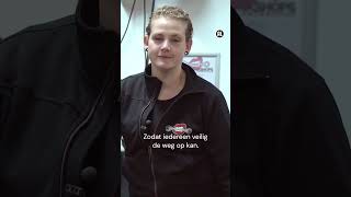 Lucy repareert motoren RaadEensWatIkDoe Reparatie Motoren [upl. by Aelanna]