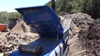 Lindner 95 URRACO Shredding Waste Wood Proterra Recycling Systems [upl. by Nirat]