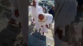 बुजर्ग दादा गारे हीरा पहाड़ पर चढ़ते हुए Makka Shareef Saudi Arabia umrah shorts viralvideo [upl. by Plume]