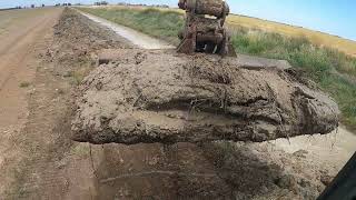 VOLVO ec 220 excavator removing mud from irrigated cotton drainage system 🇦🇺 Australia [upl. by Hanyaz716]