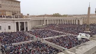 Pasqua 2024 piazza San Pietro gremita di fedeli [upl. by Kirat]