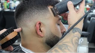 SIMPLE HAIRCUT TUTORIAL  HOW TO DO A MID SKIN FADE [upl. by Chill]