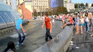 Bathing in fountains 24082012 [upl. by Alfonzo75]