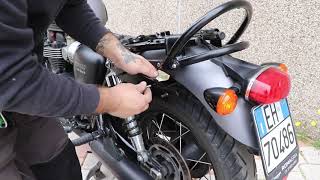 Ends Cuoio  How to install Ends Cuoio saddlebags on Triumph® Bonneville® [upl. by Medlin]