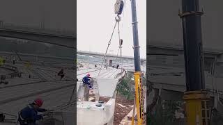 Hoisting process of reinforced concrete box girders for viaducts [upl. by Eignat]