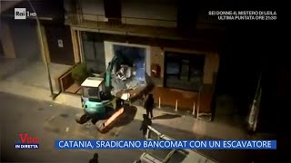 Catania sradicano bancomat con un escavatore  La Vita in diretta  14032023 [upl. by Allys]