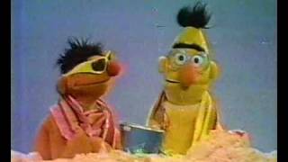 Bert amp Ernie  Het strand Sterke Steven [upl. by Hgielar]