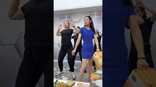 Enjoy a fun workout while eating delicious whole grain bread The fun of dieting dance diet [upl. by Gnouhk]