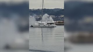 Barca in fiamme a Pozzuoli traffico bloccato nel porto [upl. by Trebron273]