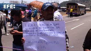 Decenas de pacientes renales hondureños interrumpen el tráfico en las carreteras del país [upl. by Ellehc266]