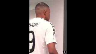 Mbappe Essaye son maillot du Real de Madrid lors de la Présentation à Bernabeu [upl. by Backler]