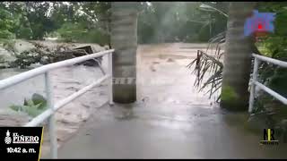 Río se lleva puente peatonal en Matías Romero Oaxaca [upl. by Felita]