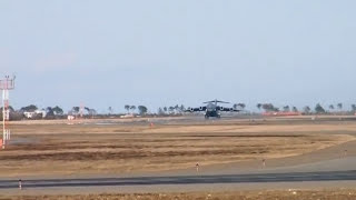 東日本大震災 被災地救援で仙台空港に飛来したアメリカ空軍の大型輸送機 [upl. by Yelhs821]