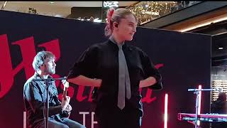 Maëlle  Cover  « What Is Love » de Haddaway extrait de son showcase hier au Westfield 4 Temps [upl. by Tennies285]