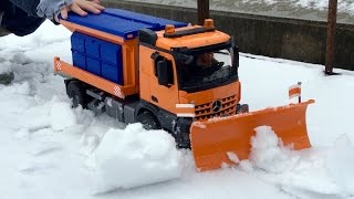 BRUDER TRUCK Spielzeug Mercedes Arocs WINTER SERVICE ♦ Bruder Toy Kid PLAY [upl. by Olivann206]