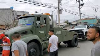 Soldados del Ejército Mexicano se hacen respetar frente a civiles en Nuevo Laredo [upl. by Nyrhtak795]