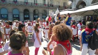 Fêtes de Bayonne 2017  les bandas animent la place de la Liberté [upl. by Rammus]