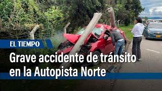 Un carro quedó destruido tras chocar con poste que le cayó encima en la Autopista Norte [upl. by Enamrej]