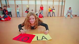 Niños y niñas de los coles de Badajoz bailan quotComo la Lolaquot de Chloe DelaRosa [upl. by Zemaj]