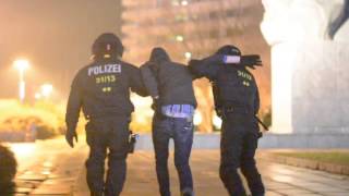 Polizist schlägt Gegendemonstranten in Chemnitz [upl. by Anaitak]