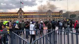 Concluye marcha feminista en el zócalo de la CDMX [upl. by Eryt]