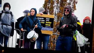 Zwarte PIET Protesterend links tuig weggejaagd [upl. by Drofdeb365]