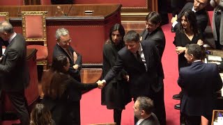 Senato quella stretta di mano quotbellicosaquot tra Renzi e Taverna [upl. by Monreal416]