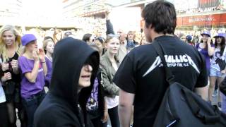 Justin Bieberfans attackerade personer på Sergels torg Hela klippet i bra bild [upl. by Ahtan562]