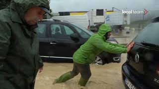 Alluvione Emilia Romagna persone e veicoli guadano le acque a Panighina di Bertinoro FC [upl. by Melnick]