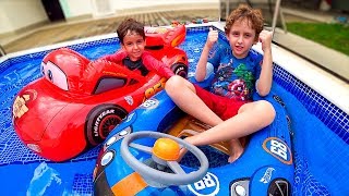 BOIAS do HOT WHEELS vs MCQUEEN do CARROS na PISCINA  Vídeo Infantil  Paulinho e Toquinho [upl. by Tnecillim999]