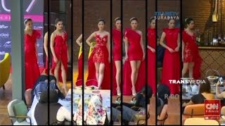 Sejumlah Model Tampilkan Tren Busana 2017 [upl. by Derek]