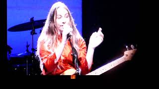 HAIM  That Dont Impress Me Much Shania Twain cover  The Greek Theatre Los Angeles  101917 [upl. by Leima]