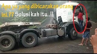 Konvoi truck trailer volvo yg kewalahan mghadapi tikungan extrem sitinjau lauik [upl. by Jillane]