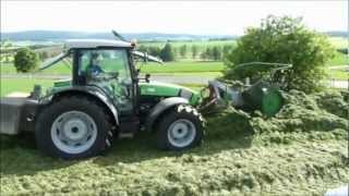 Deutz Fahr Agrofarm Profiline 430 und Stockmann Flachsiloverteiler [upl. by Nnaeilsel]