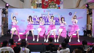 BNK48  วันใหม่  BNK48 5th Album “Sukinanda” Roadshow Overall Stage 4K 60p 241117 [upl. by Ebarta]