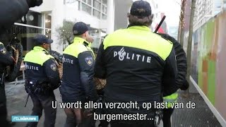 Haagse politie veegt gele hesjes weg bij Tweede Kamer  RTL NIEUWS [upl. by Annaya]