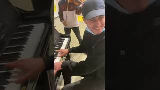 Un pianiste rencontre un violoniste dans une gare Incroyable moment [upl. by Riti]