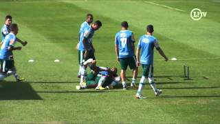 Jogadores do Palmeiras trocam selinho em treino [upl. by Anos]