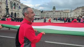 Il maxi tricolore fa il suo ingresso in piazza Unità dItalia [upl. by Narcissus]