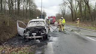 Kleine bestelwagen volledig uitgebrand op afrit E40 in Oostkamp [upl. by Gnol]