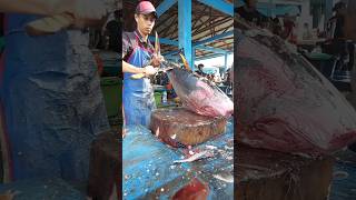 Cleaning fresh tuna skin shorts fyp tunacuttingskills mukbang fish tuna delicious viral [upl. by Yvaht]