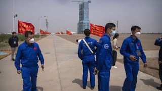 China schickt Zivilisten zur Raumstation Tiangong [upl. by Ecirtel]