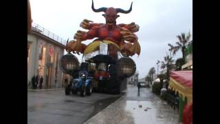 Viareggio Quinto corso di Carnevale sotto una tempesta dacqua [upl. by Orual]