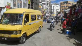 Madagascar  Tananarive  Visite en Taxi collectif [upl. by Yssor]