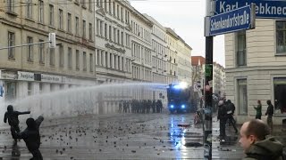 ExplosionenCS GasWasserwerferBrandanschläge Kriegsartige Demo in LeipzigConnewitz [upl. by Eiro]