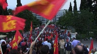 Grèce le parti communiste manifeste contre laustérité [upl. by Arinaj295]